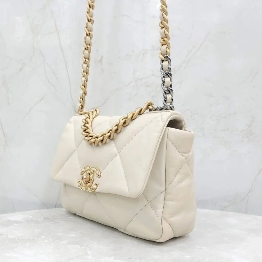 ✨🛍️ Chanel 19 White Lambskin Leather Medium Flap Bag - Picture 2 of 7